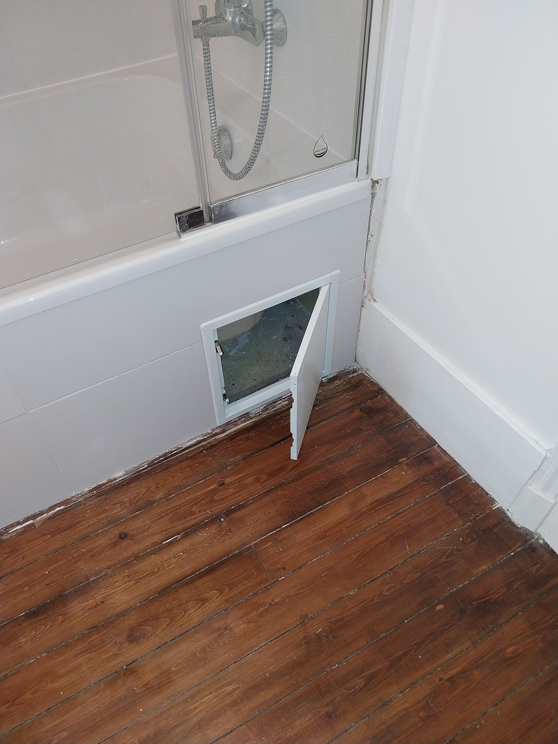 Porte d'accès à la tuyauterie