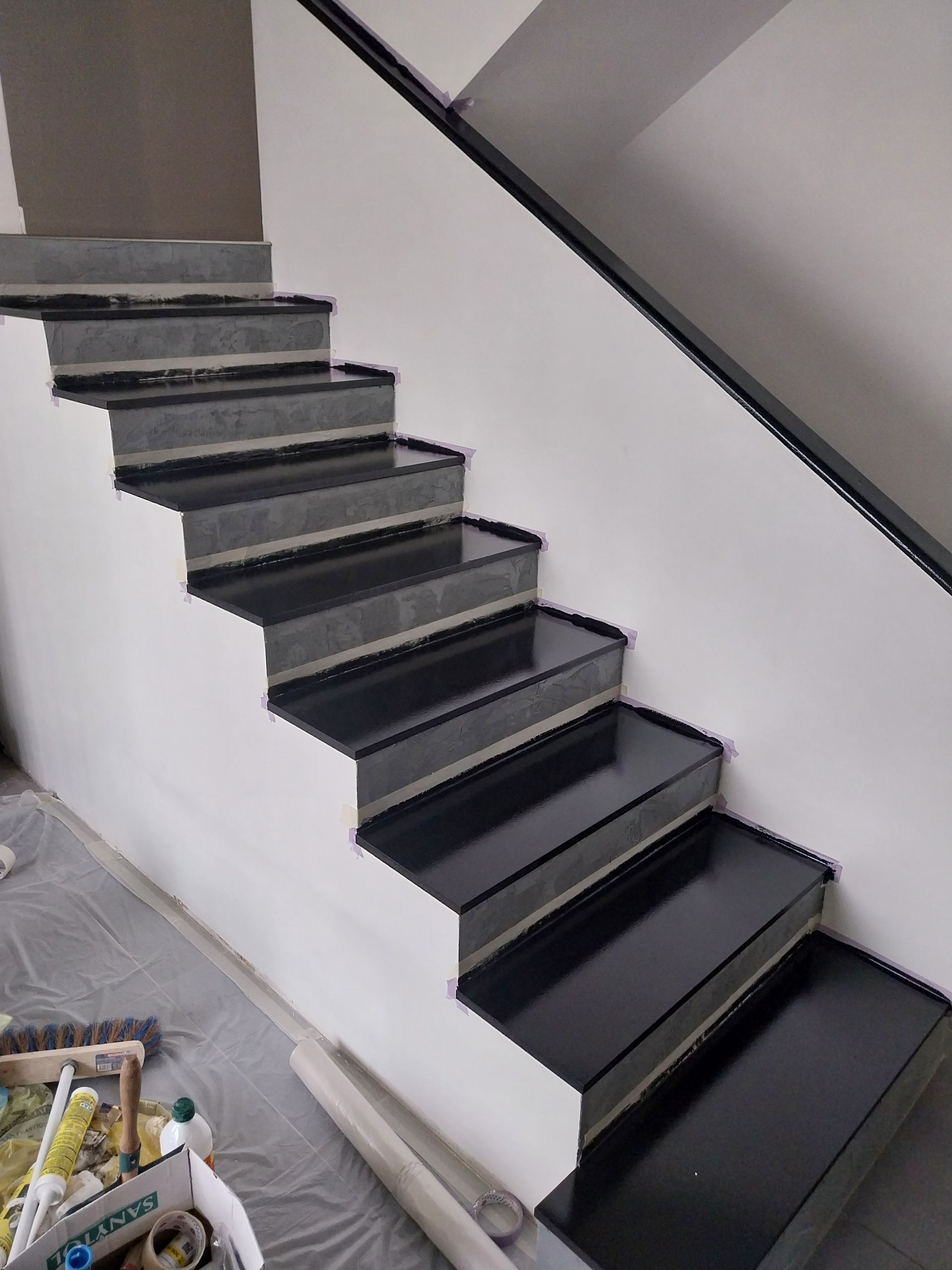 Mise en peinture de l'escalier terminée