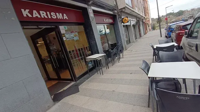 Platos de comida: fiambres, quesos, aperitivos, aceitunas y pan.