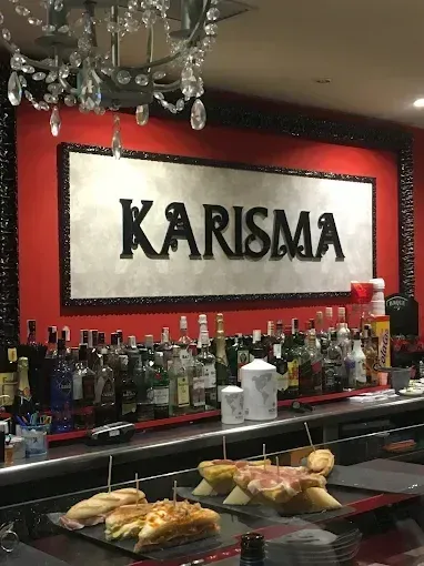 Platos de comida: fiambres, quesos, aperitivos, aceitunas y pan.