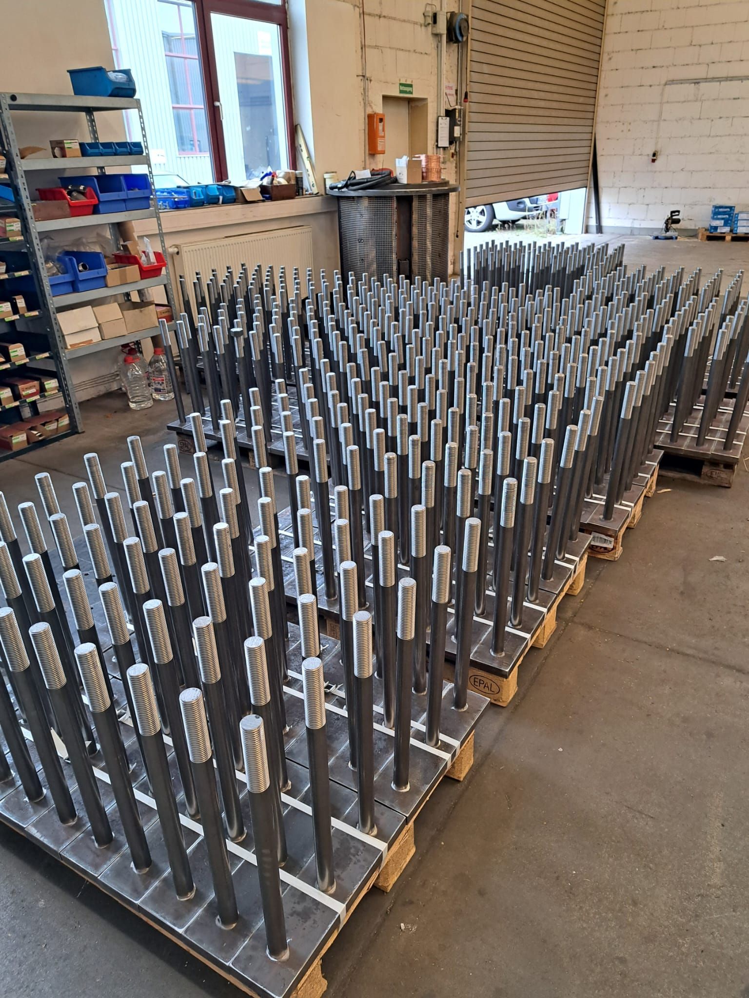 Ein Bündel Metallstangen sind übereinander gestapelt