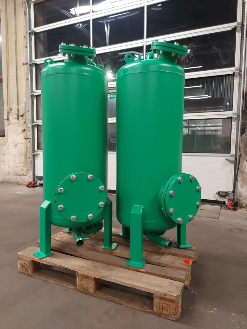 Zwei grüne Tanks stehen auf einer Holzpalette, Petri Metall- & Apparatebau GmbH