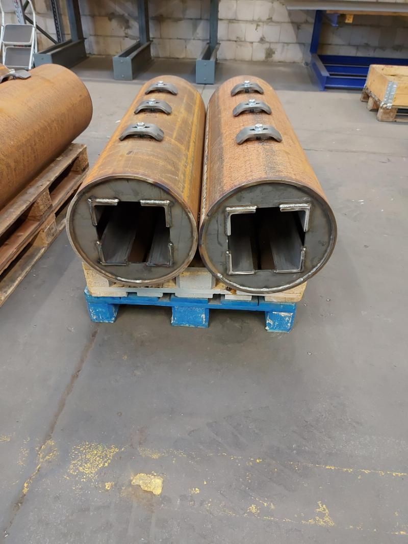 Zwei Metallrohre liegen auf einer blauen Palette, Petri Metall- & Apparatebau GmbH