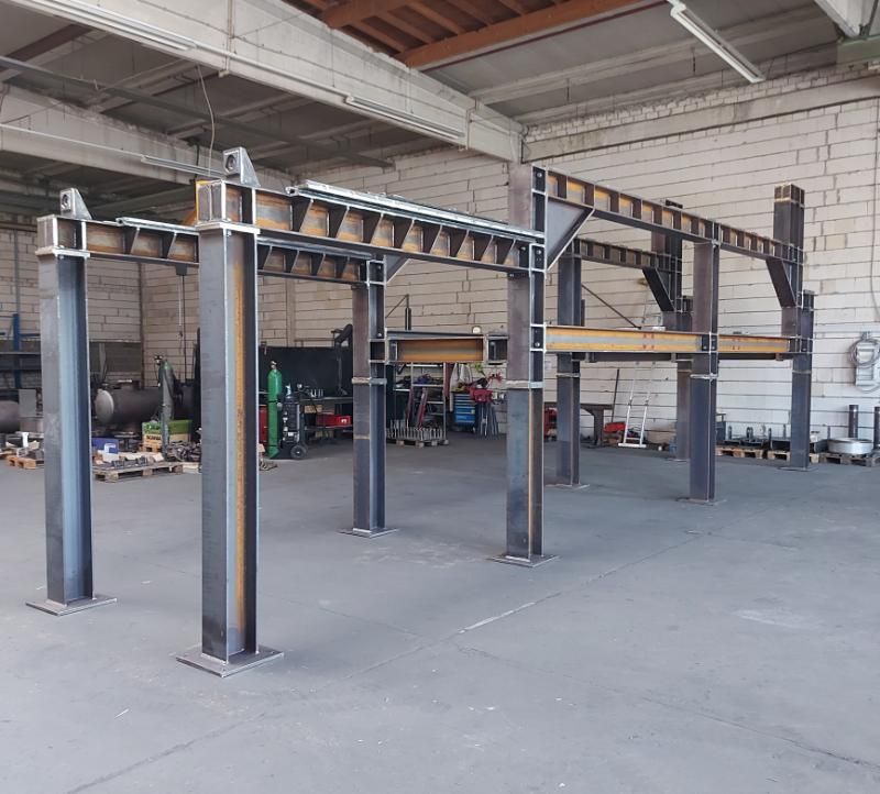 Ein großes Lagerhaus mit vielen Metallsäulen