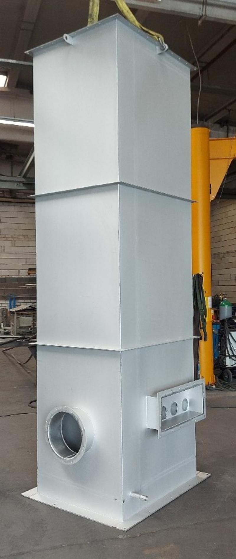 In einem Lagerhaus liegt ein großes weißes Rohr mit einem Loch in der Mitte.