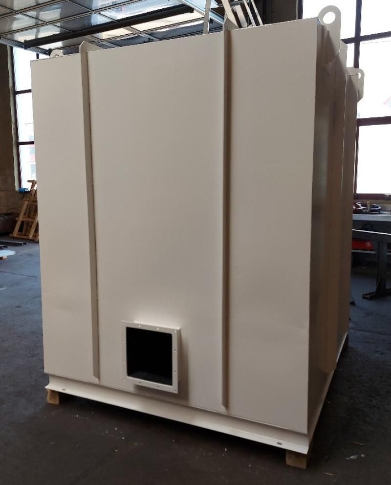 In einem Raum steht eine große weiße Kiste mit einem quadratischen Loch in der Mitte.