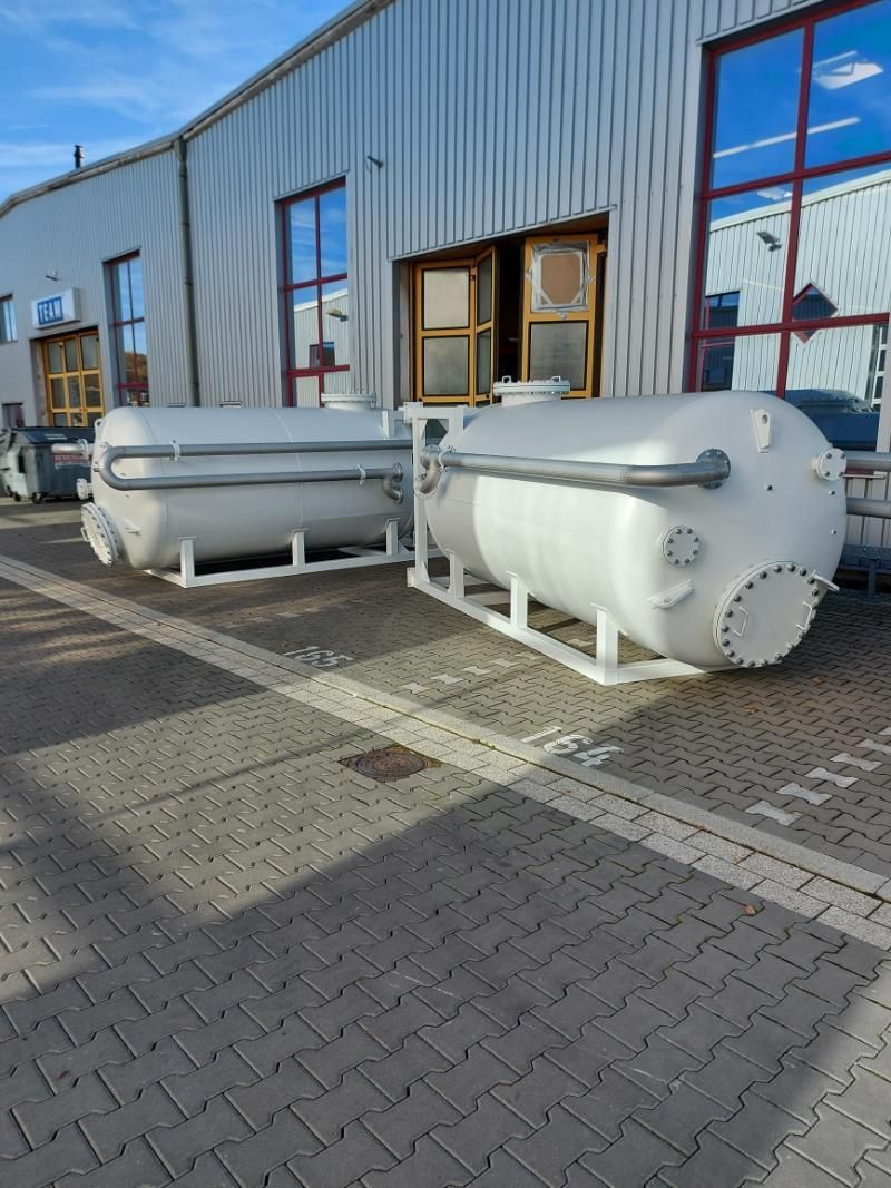 Zwei große weiße Panzer stehen vor einem Gebäude, Petri Metall- & Apparatebau GmbH