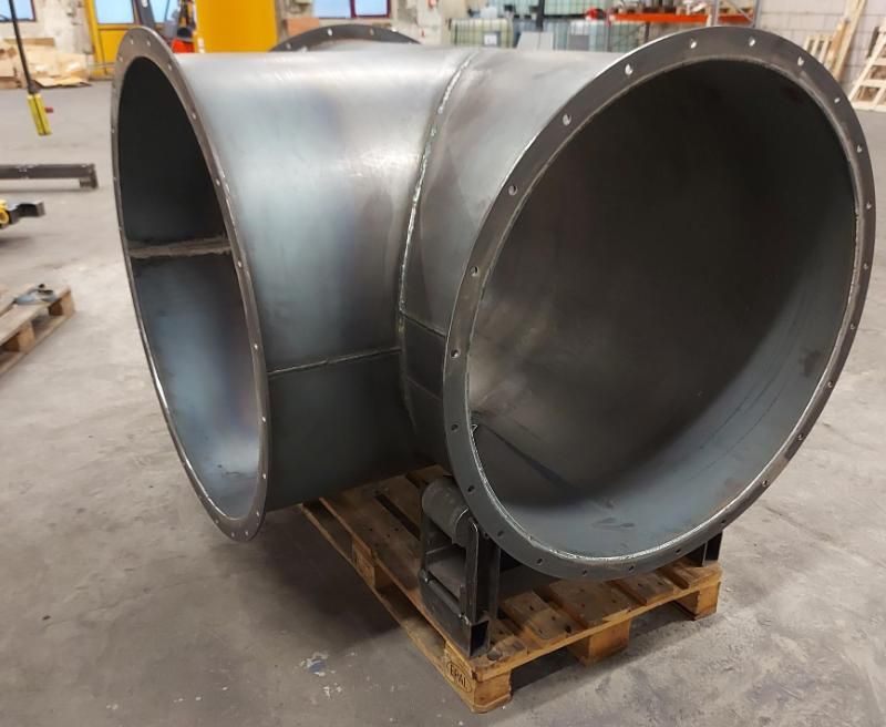 Ein großes Metallrohr liegt auf einer Holzpalette