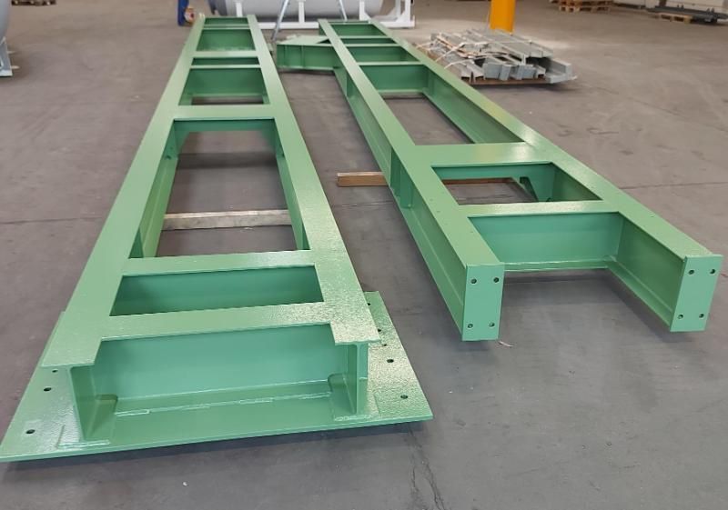 Eine grüne Metallkonstruktion steht auf dem Boden in einem Lagerhaus, Petri Metall- & Apparatebau GmbH