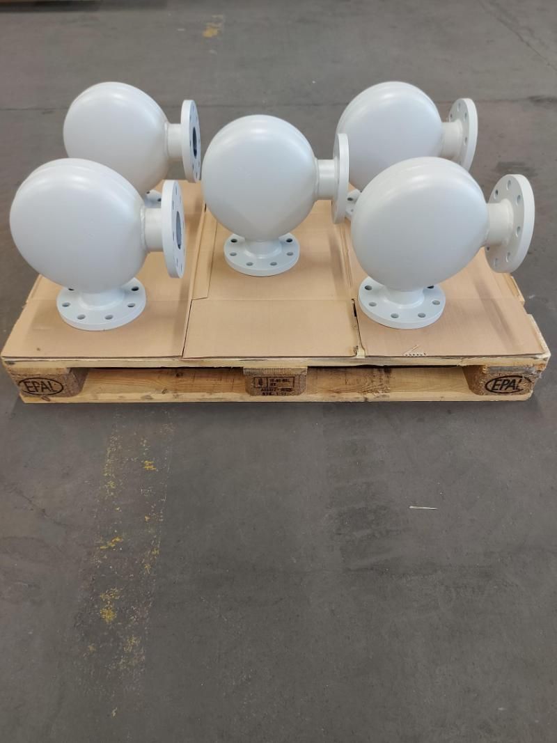 Eine Holzpalette mit einem Haufen weißer Gegenstände darauf, Petri Metall- & Apparatebau GmbH