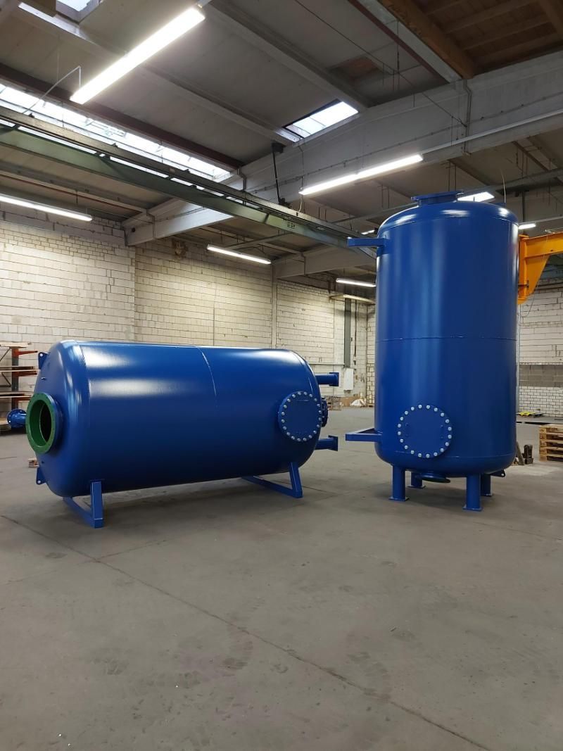Zwei große blaue Tanks stehen in einem Lager, Petri Metall- & Apparatebau GmbH