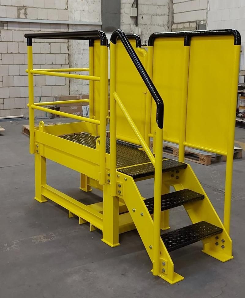 Eine gelbe Treppe mit schwarzen Stufen und einem gelben Geländer, Petri Metall- & Apparatebau GmbH