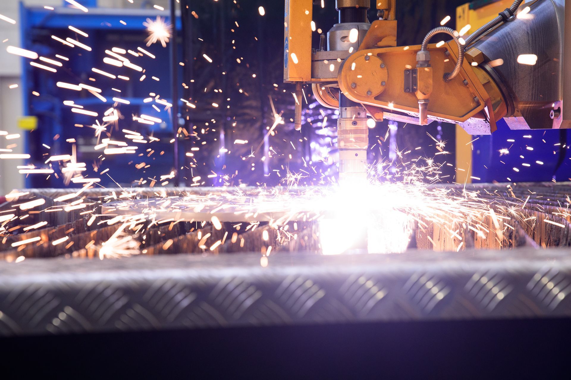 Ein Stück Metall wird von einer Maschine gebogen, Petri Metall- & Apparatebau GmbH