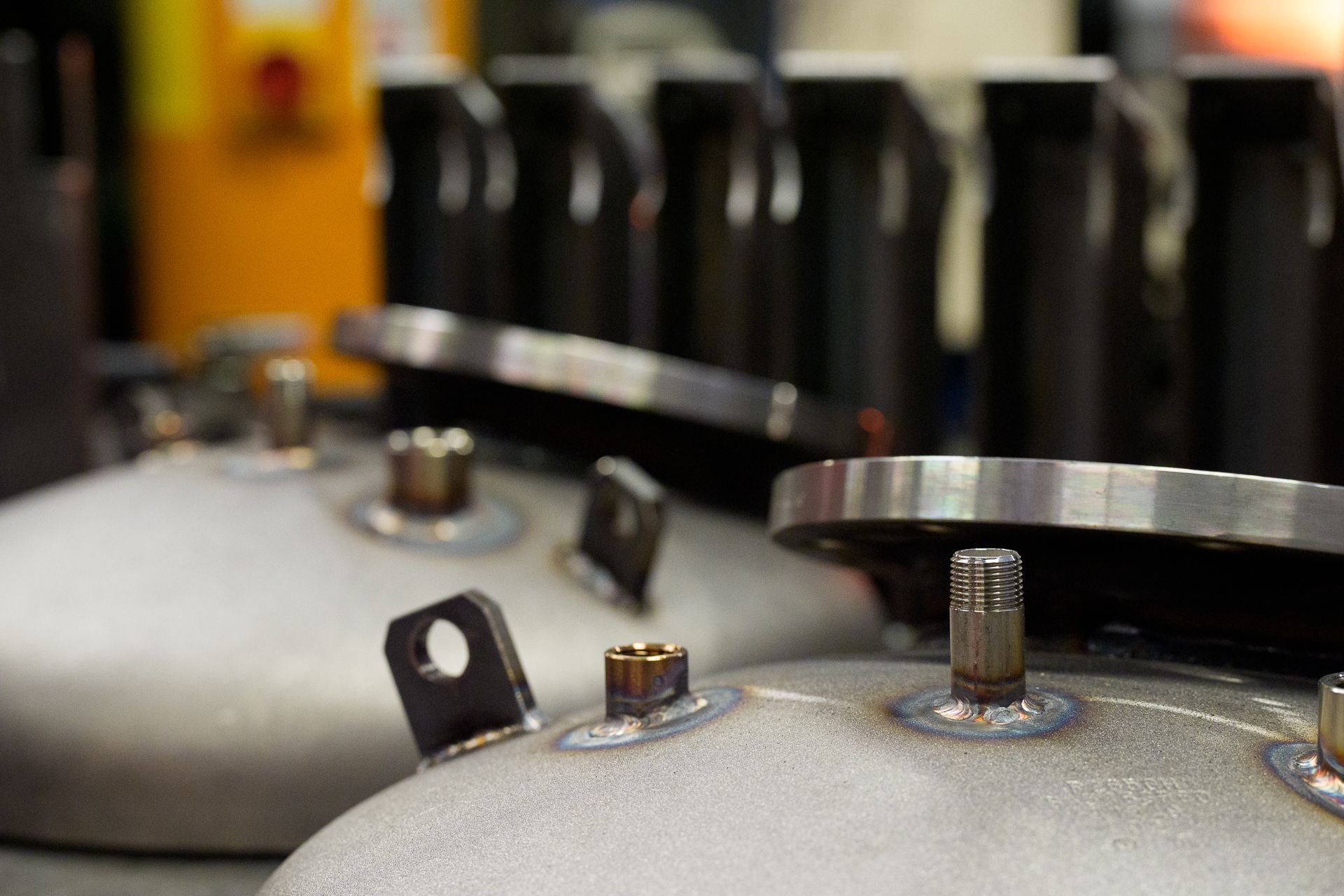 Eine Reihe blauer Panzer steht in einer Fabrik, Petri Metall- & Apparatebau GmbH