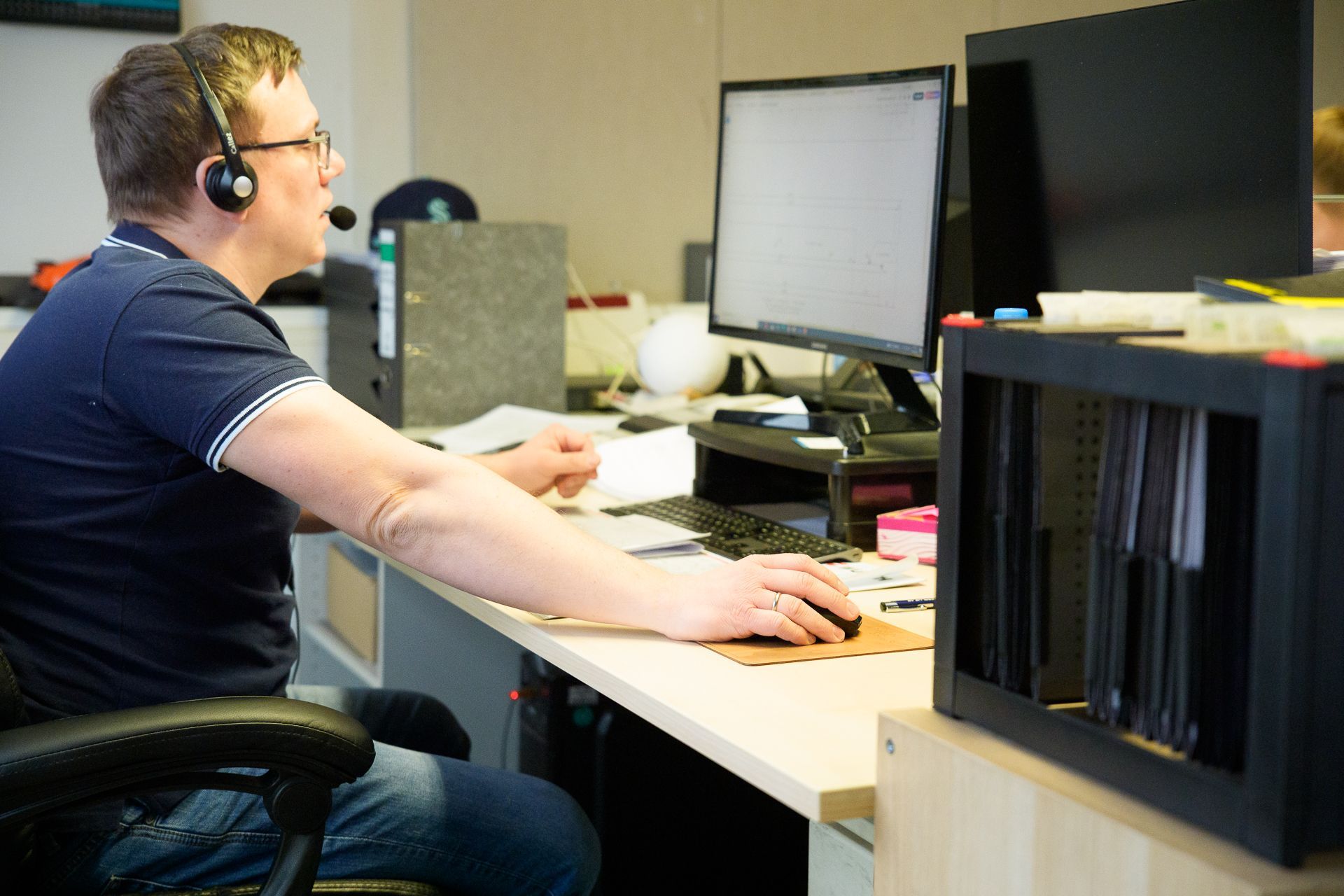 Eine Maschine schneidet ein Stück Metall, wobei Funken austreten, Petri Metall- & Apparatebau GmbH