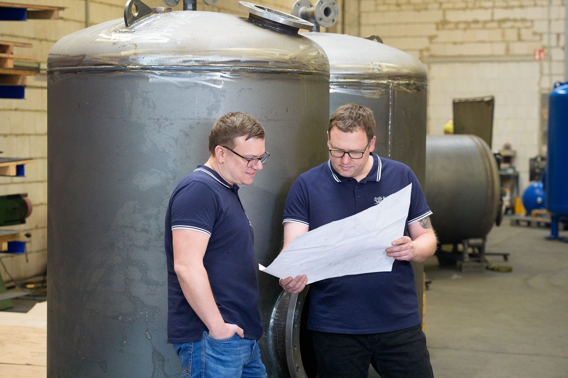 Mit einem Bohrer wird ein Loch in ein Metallstück gebohrt. Petri Metall- & Apparatebau GmbH