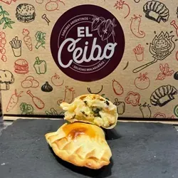 Dos pasteles están sentados frente a una caja que dice el ceibo