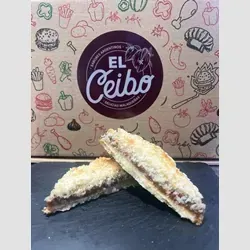 Hay dos sándwiches sobre una mesa delante de una caja.