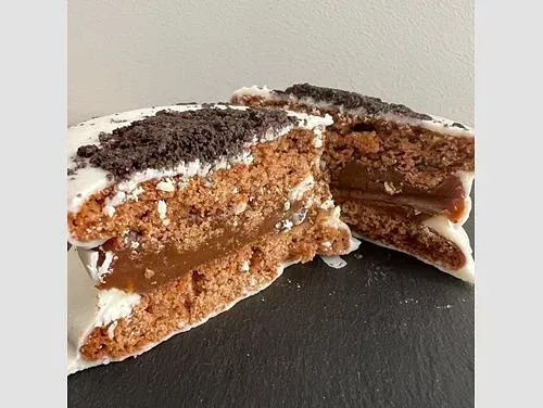 Un primer plano de un pastel de chocolate del que se ha sacado una rebanada.