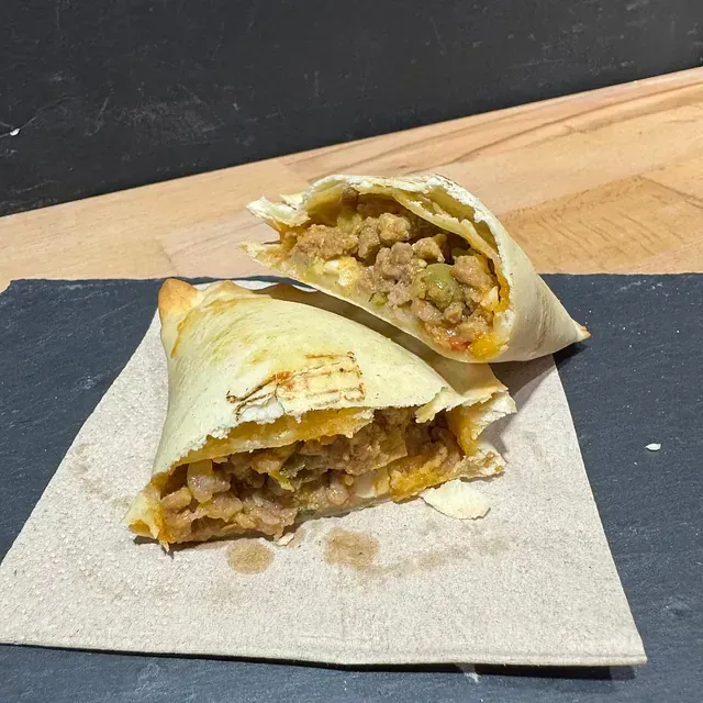 Dos sándwiches en una servilleta, uno de los cuales tiene un mordisco.