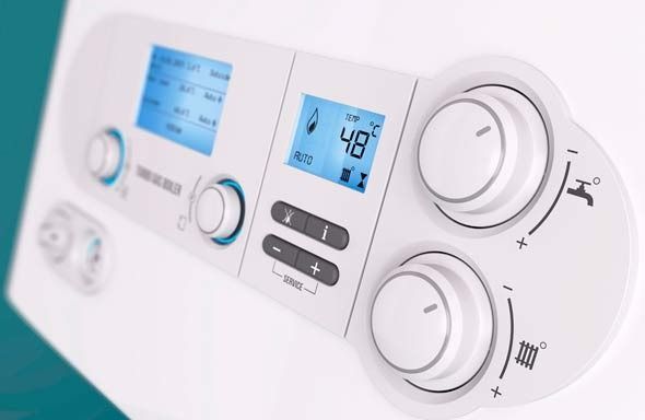 Un primer plano de un panel de control en una caldera que muestra 48 grados centígrados.