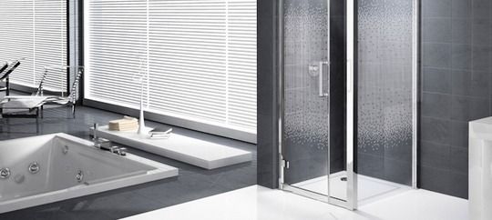 Un baño con bañera y cabina de ducha.