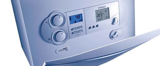 Un primer plano de un termostato sobre un fondo blanco.