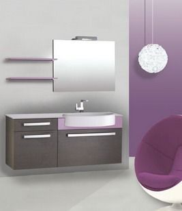 Un baño con una silla morada y un lavabo.