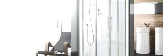 Un baño con cabina de ducha y dos lavabos.