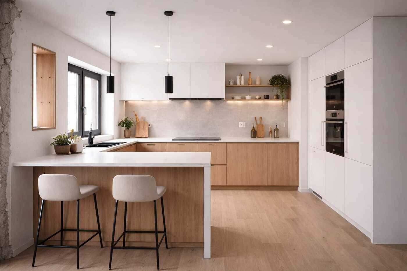 Cocina moderna con gabinetes blancos, isla, pared de ladrillo a la vista y columna de ladrillo.