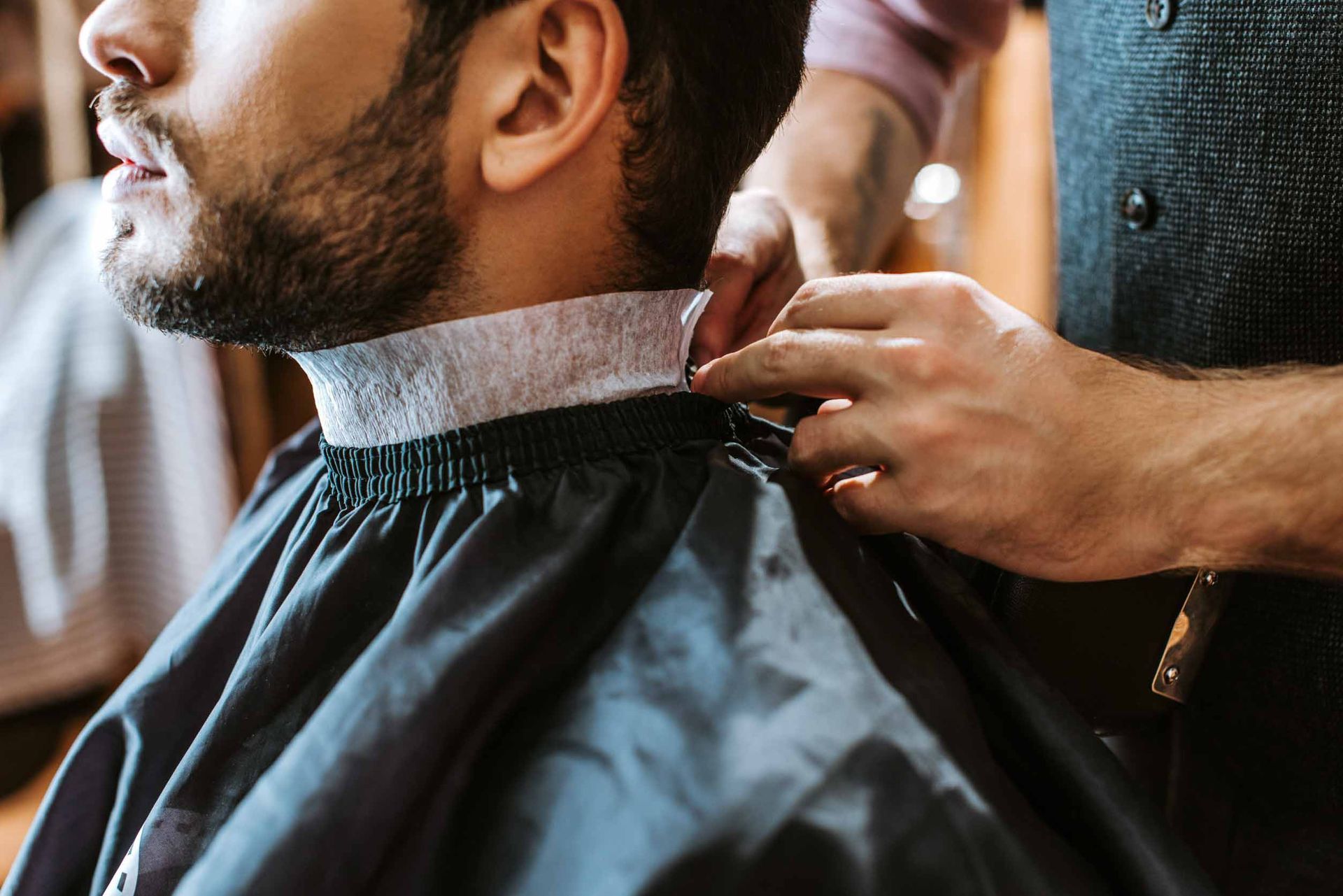 Un hombre se está cortando el pelo en una barbería.