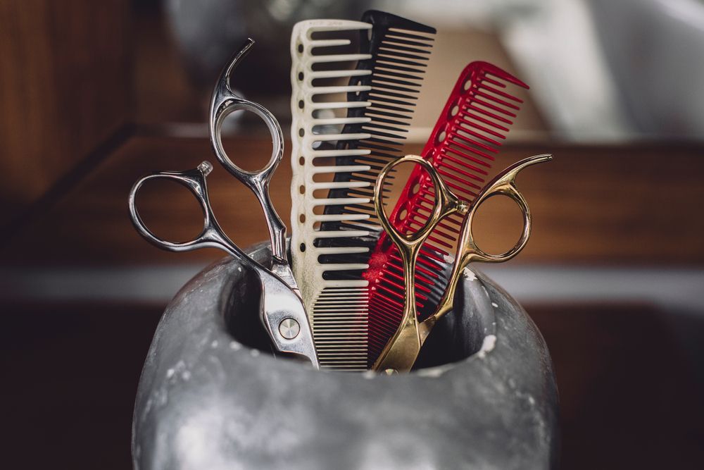 Un par de tijeras y un peine están sobre una mesa en una barbería.