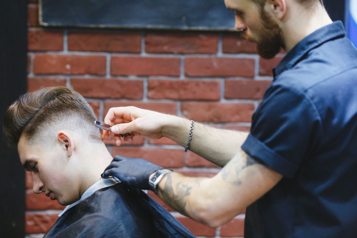 Un hombre se está cortando el pelo en una barbería.
