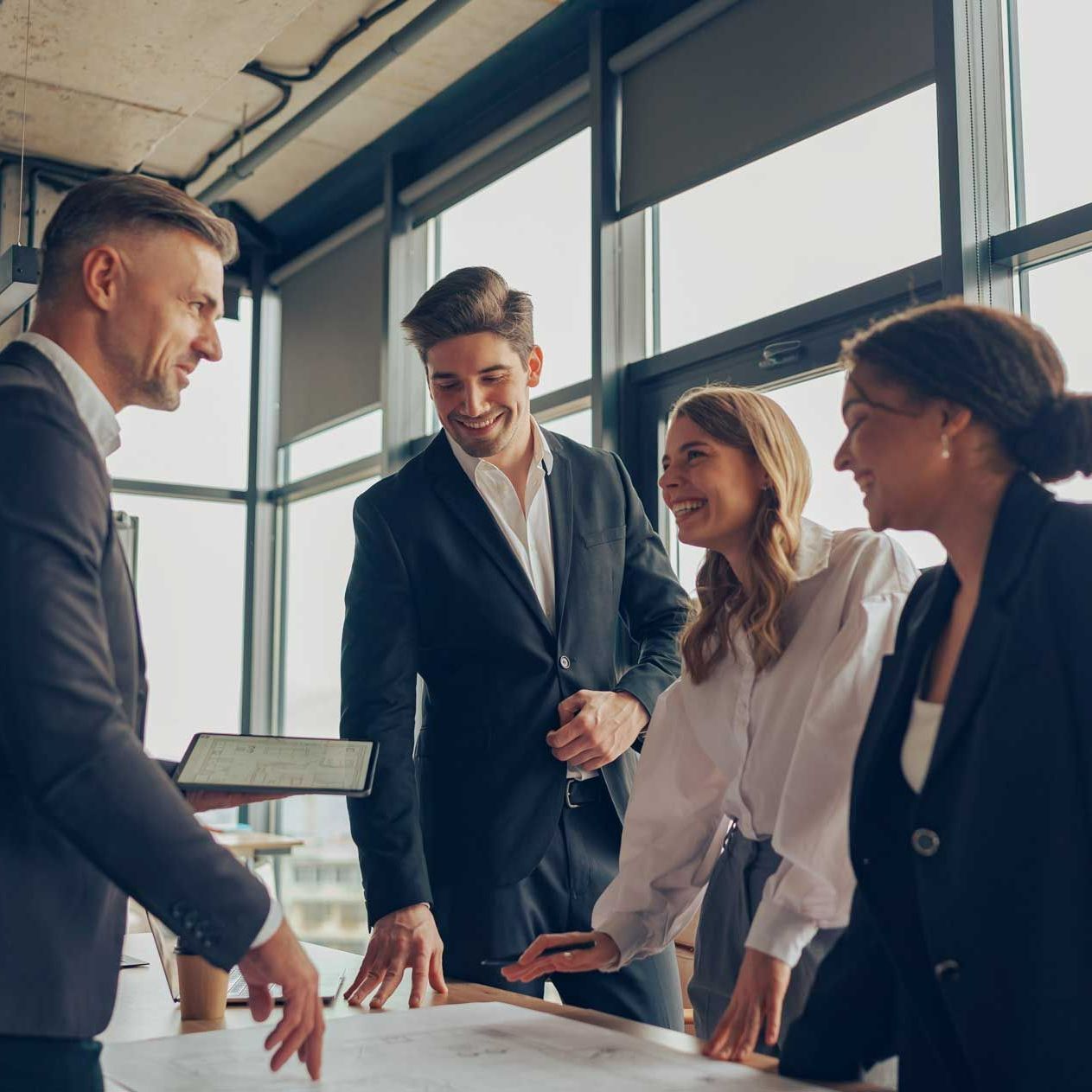 Groupe de managers autour d'un bureau