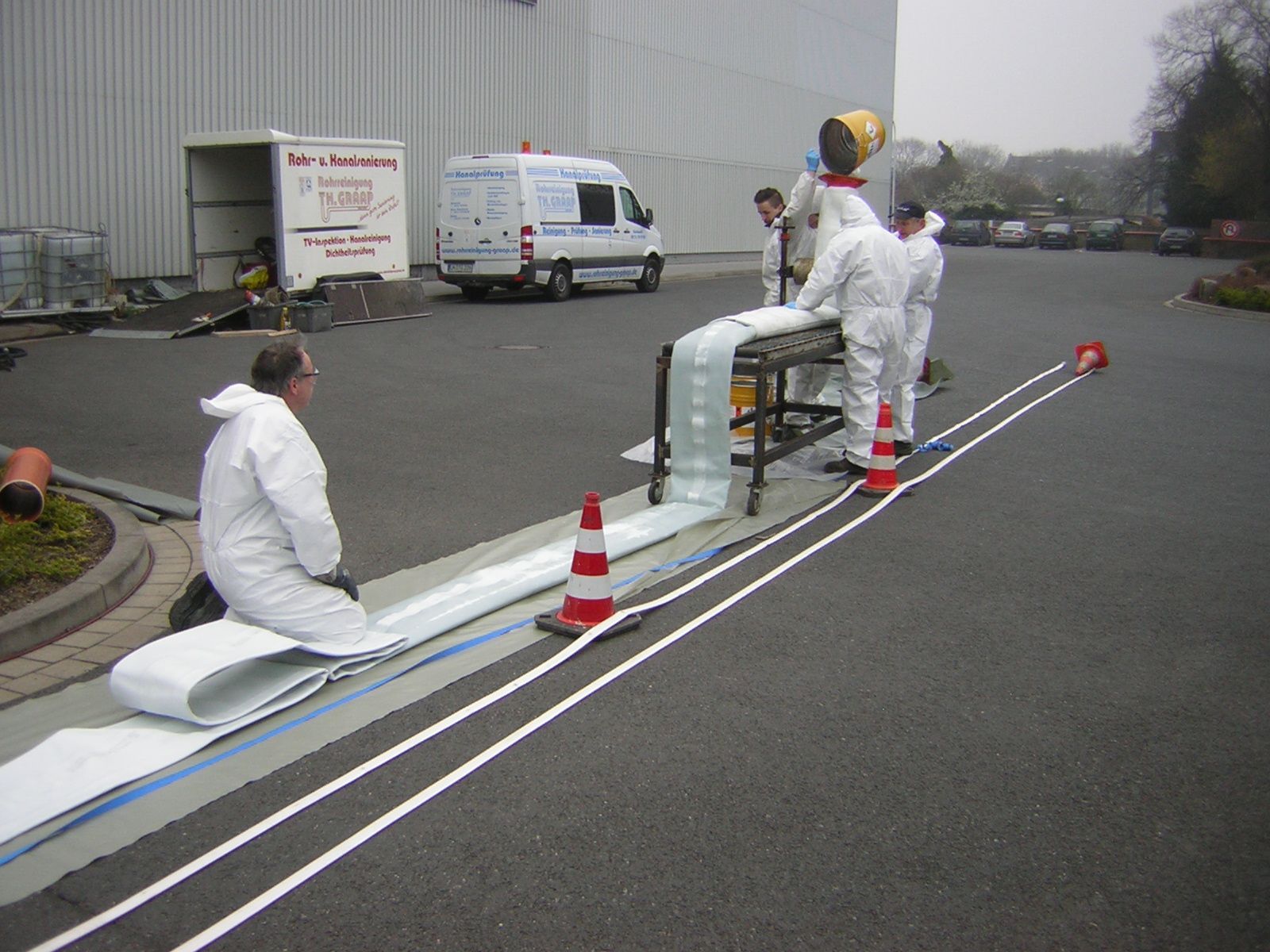 Inliner-Technik mit flexiblen, Harz getränkten Schläuchen, die in den bestehenden Kanal eingebracht werden, um Schadstellen zu erkennen und beheben