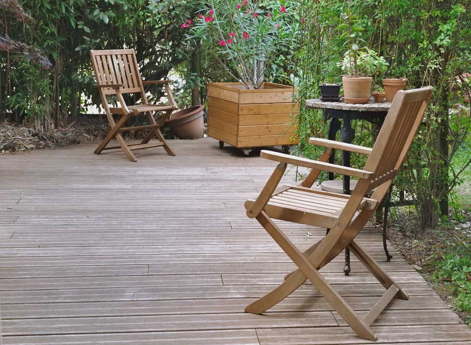 Terrasse en bois avec des chaises et une table