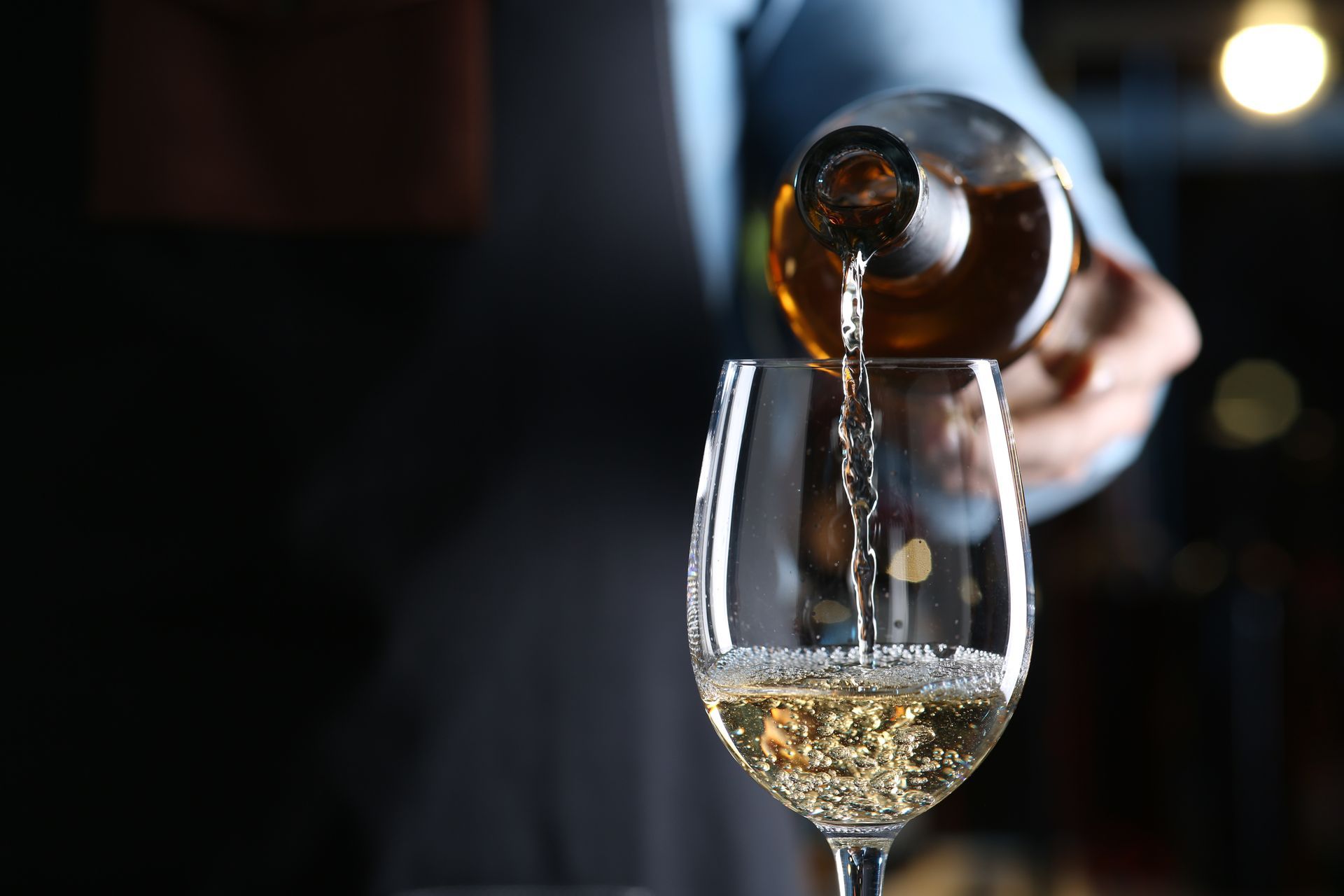 Du vin qui coule d'une bouteille dans un verre.