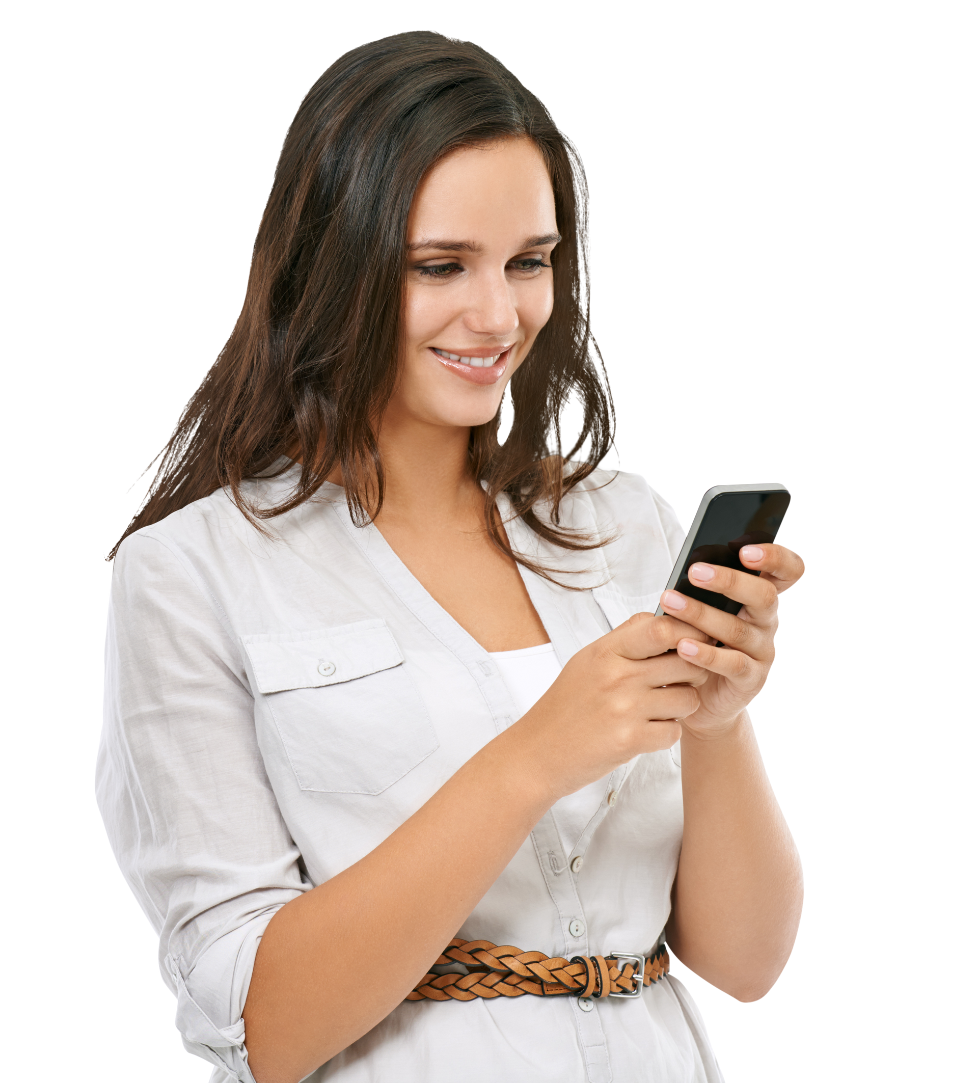 Femme souriante utilisant un smartphone, vêtue d'une chemise et tenant un téléphone à la main.