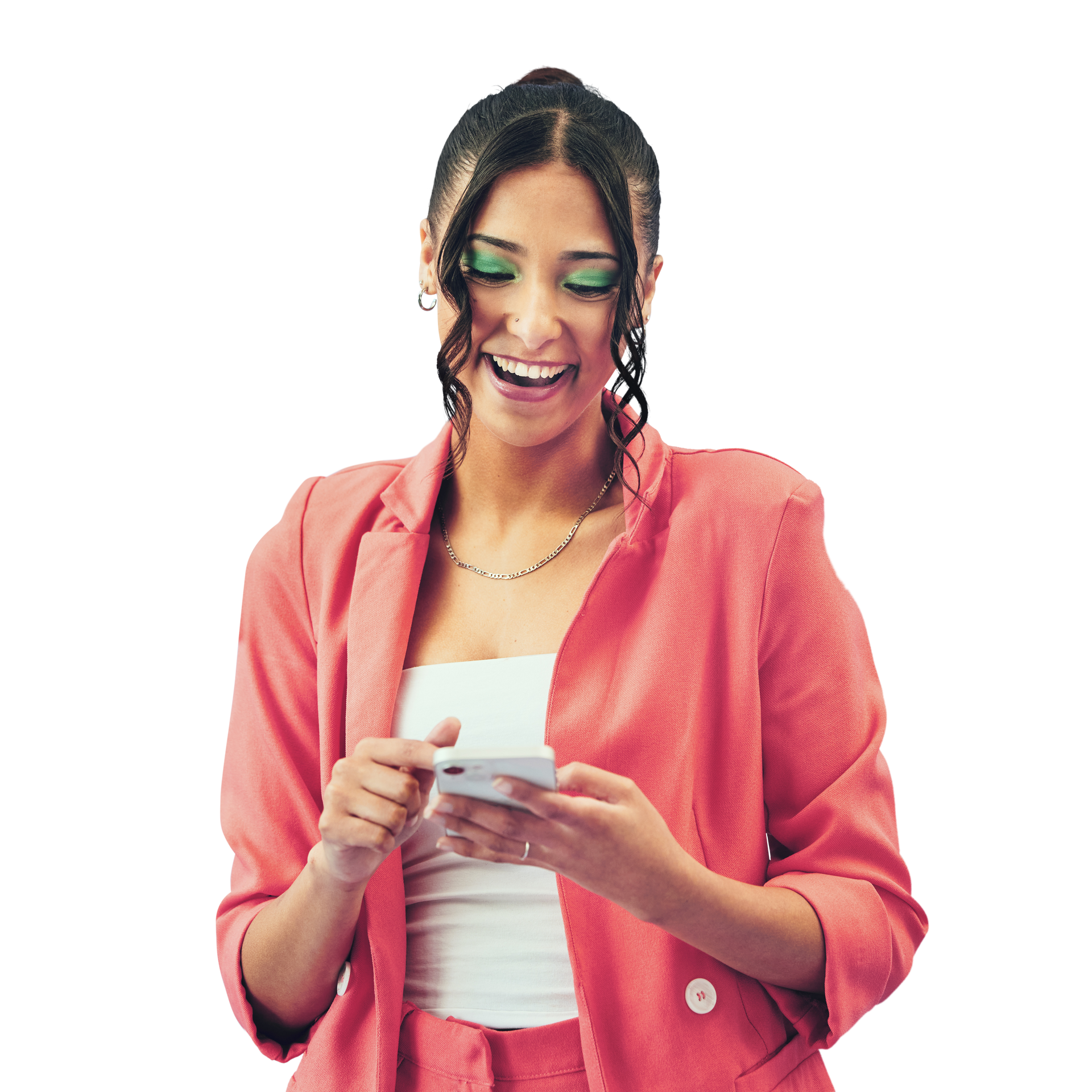 Femme souriante vêtue d'un blazer utilisant un smartphone et tenant une tasse de café.