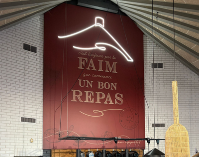 Enseigne murale avec support en néon et inscription.