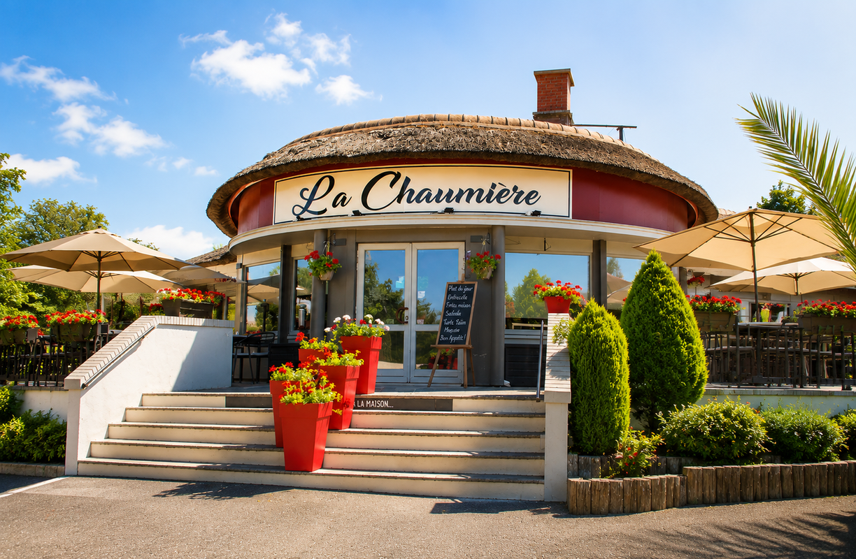Entrée principale du restaurant La Chaumière avec des marches, des jardinières et des parasols de terrasse.