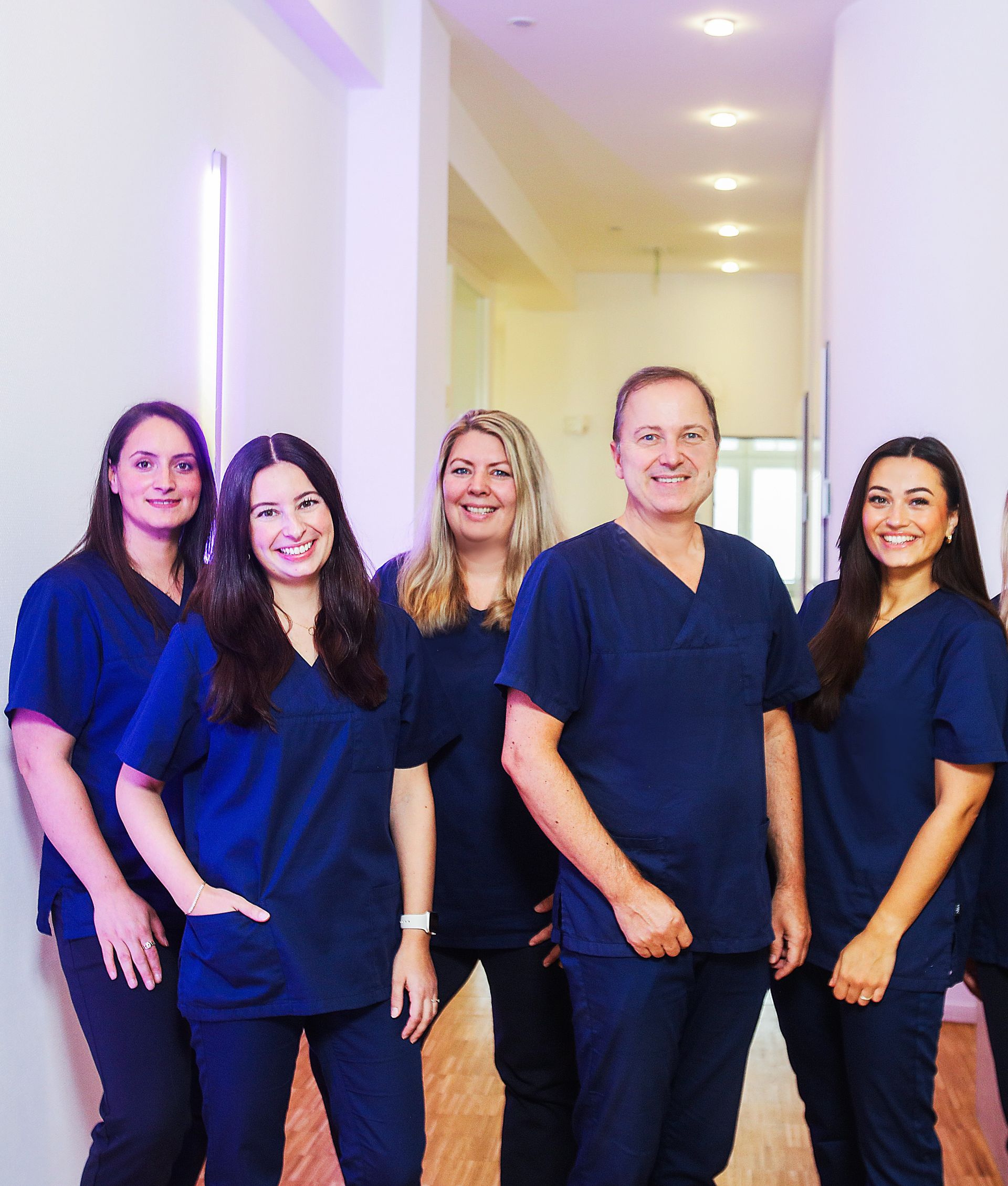 Eine Gruppe von Ärzten und Krankenschwestern legt ihre Hände zusammen, Dr. med. Claus-Peter Pack