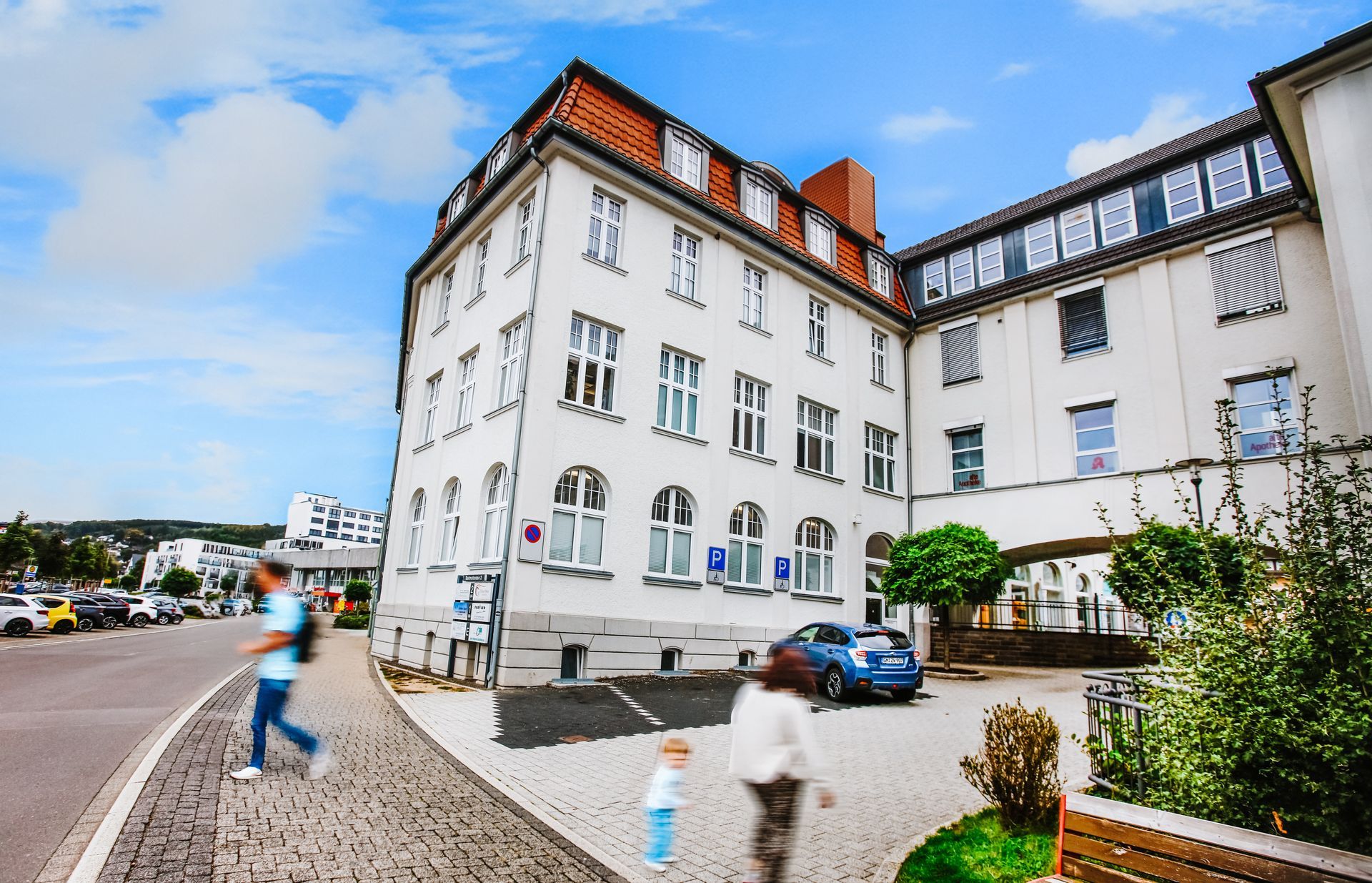 Eine Frau liegt auf einem Bett und ihr Rücken wird einer Ultraschalluntersuchung unterzogen. Dr. med. Claus-Peter Pack