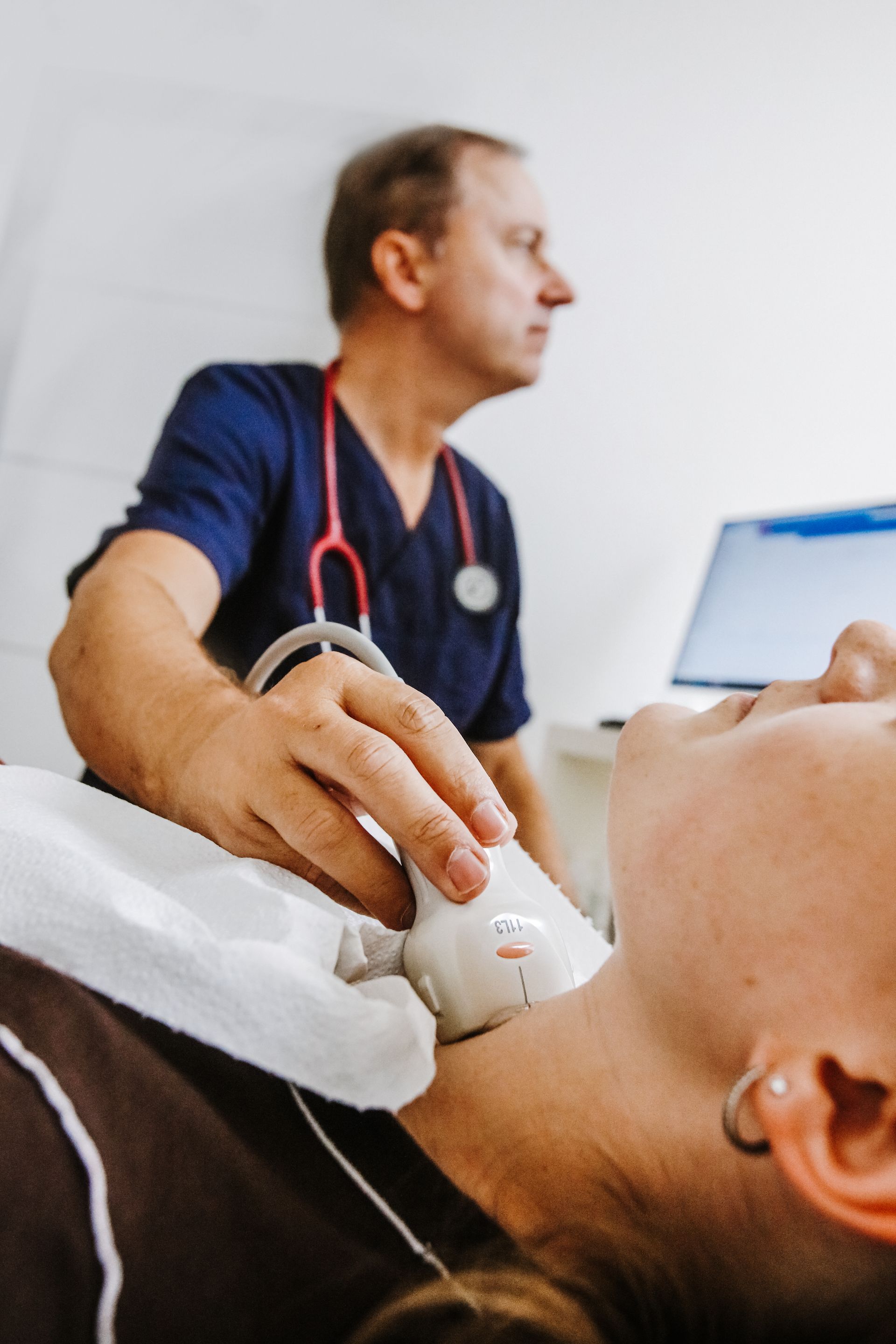 Eine Frau bekommt einen Ultraschall am Hals