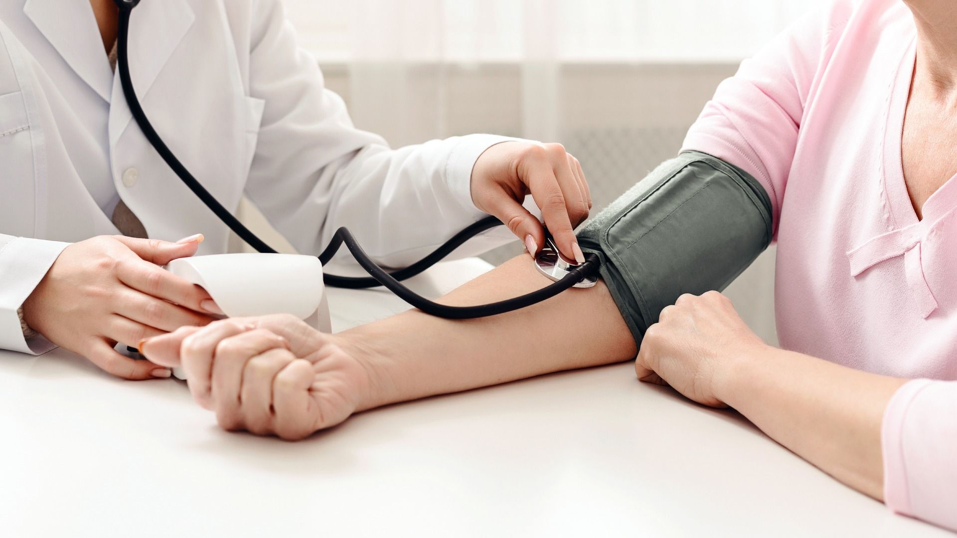 Blutdruck wird bei einer Person gemessen. Dr. med. Claus-Peter Pack