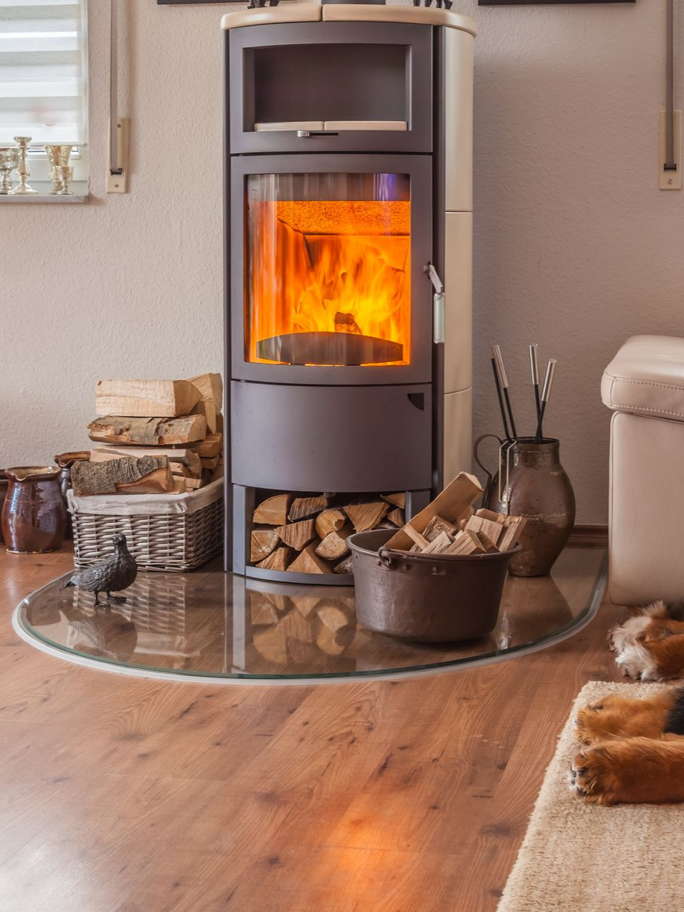 Cheminée avec bûches brûlantes, entourée de bois de chauffage