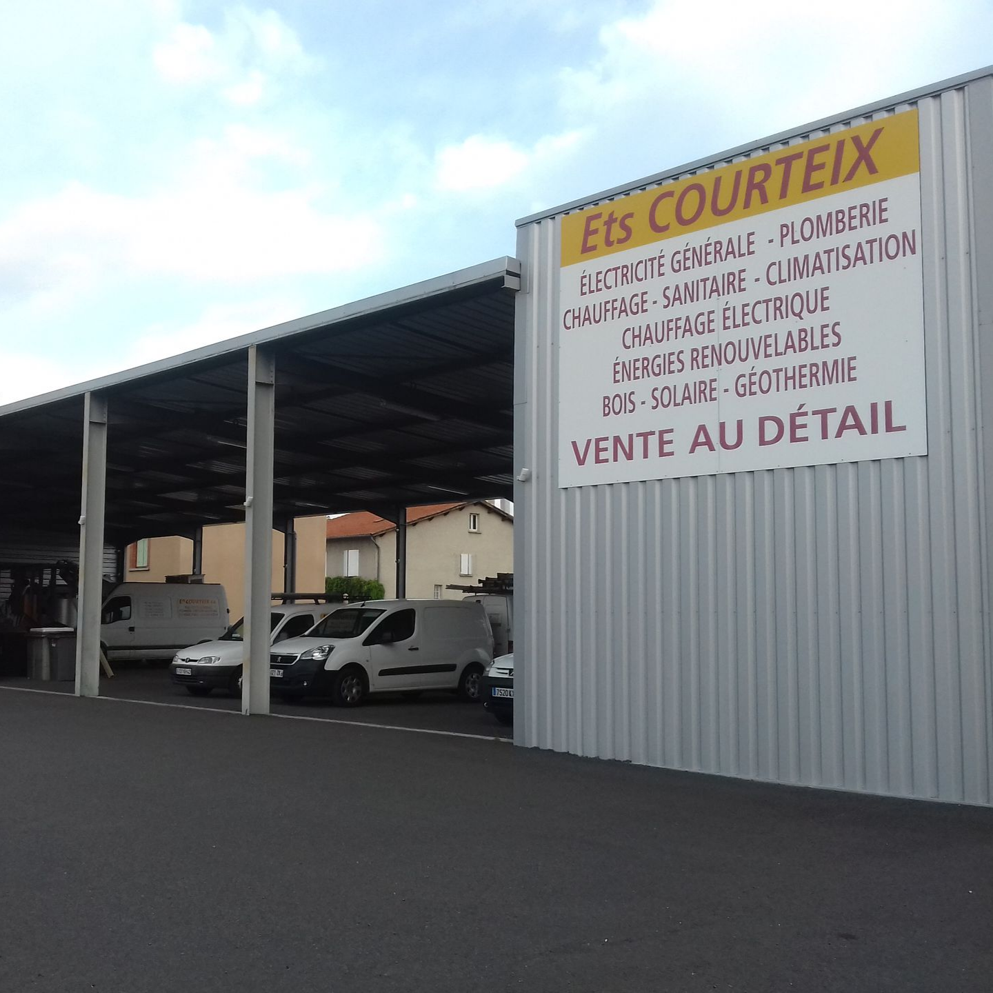 Un commerce avec une enseigne indiquant Ets COURTEIX