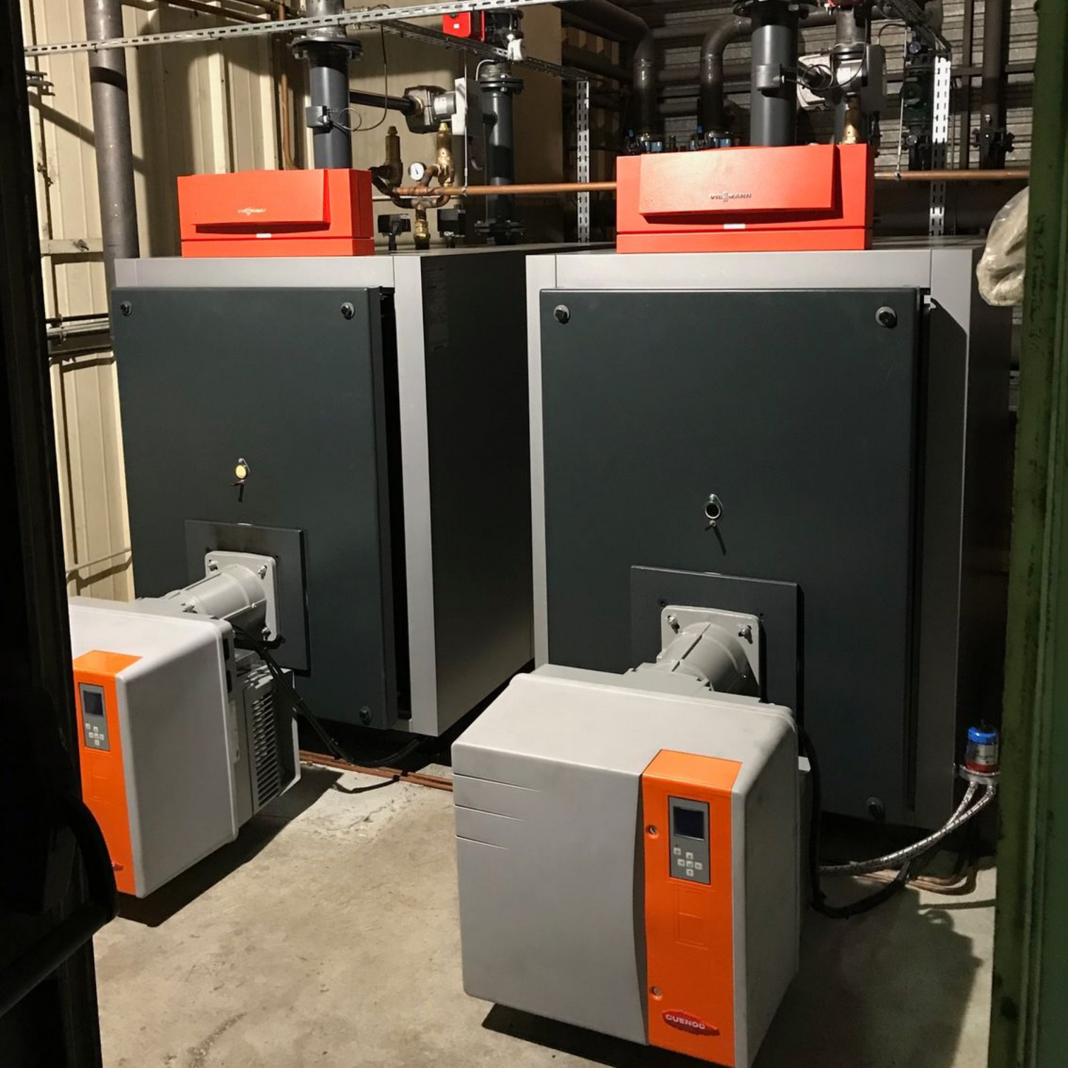 Deux chaudières dans une salle mécanique