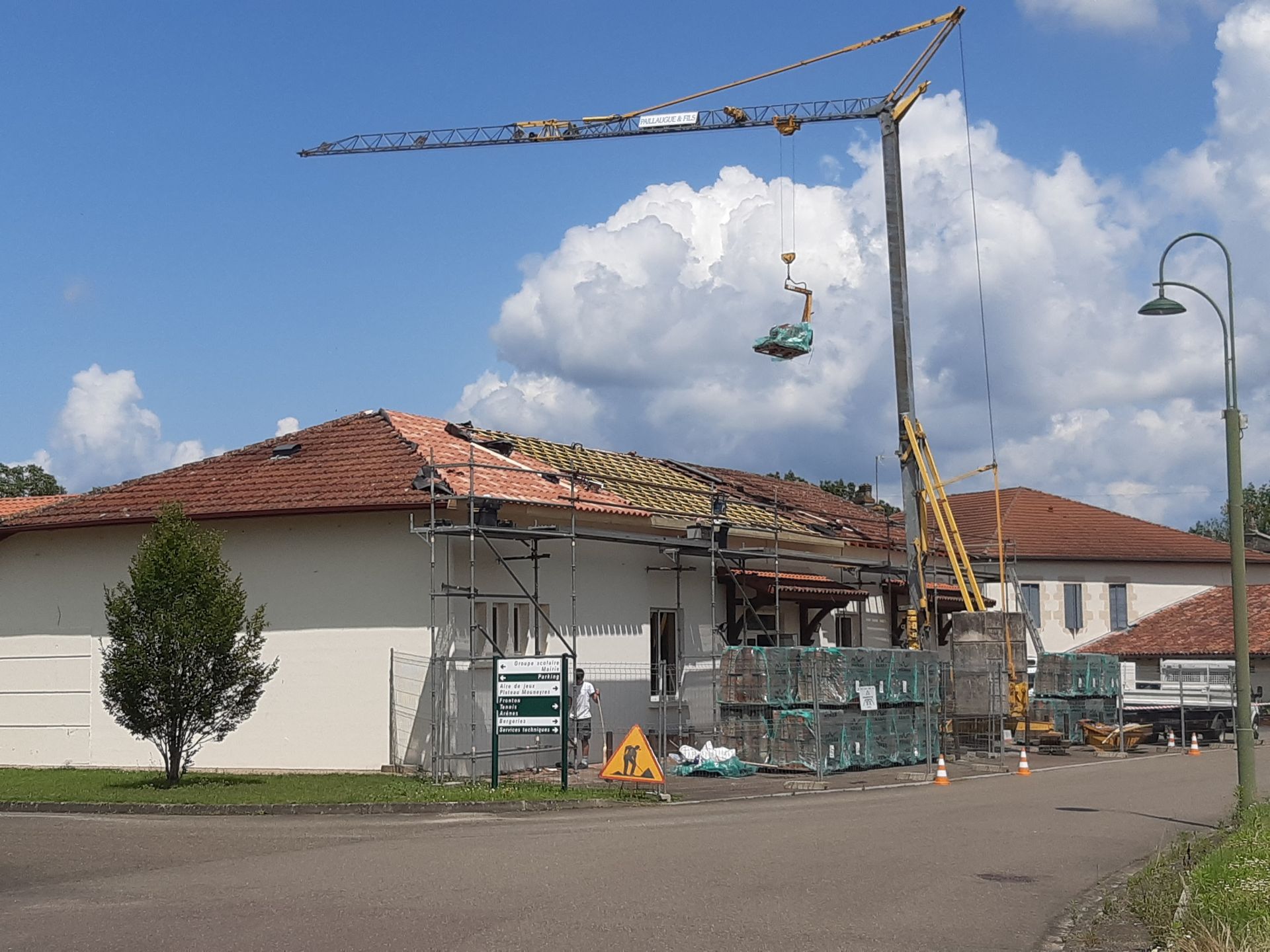 Photo grand angle d'une intervention d'un couvreur pour un remplacement de couverture