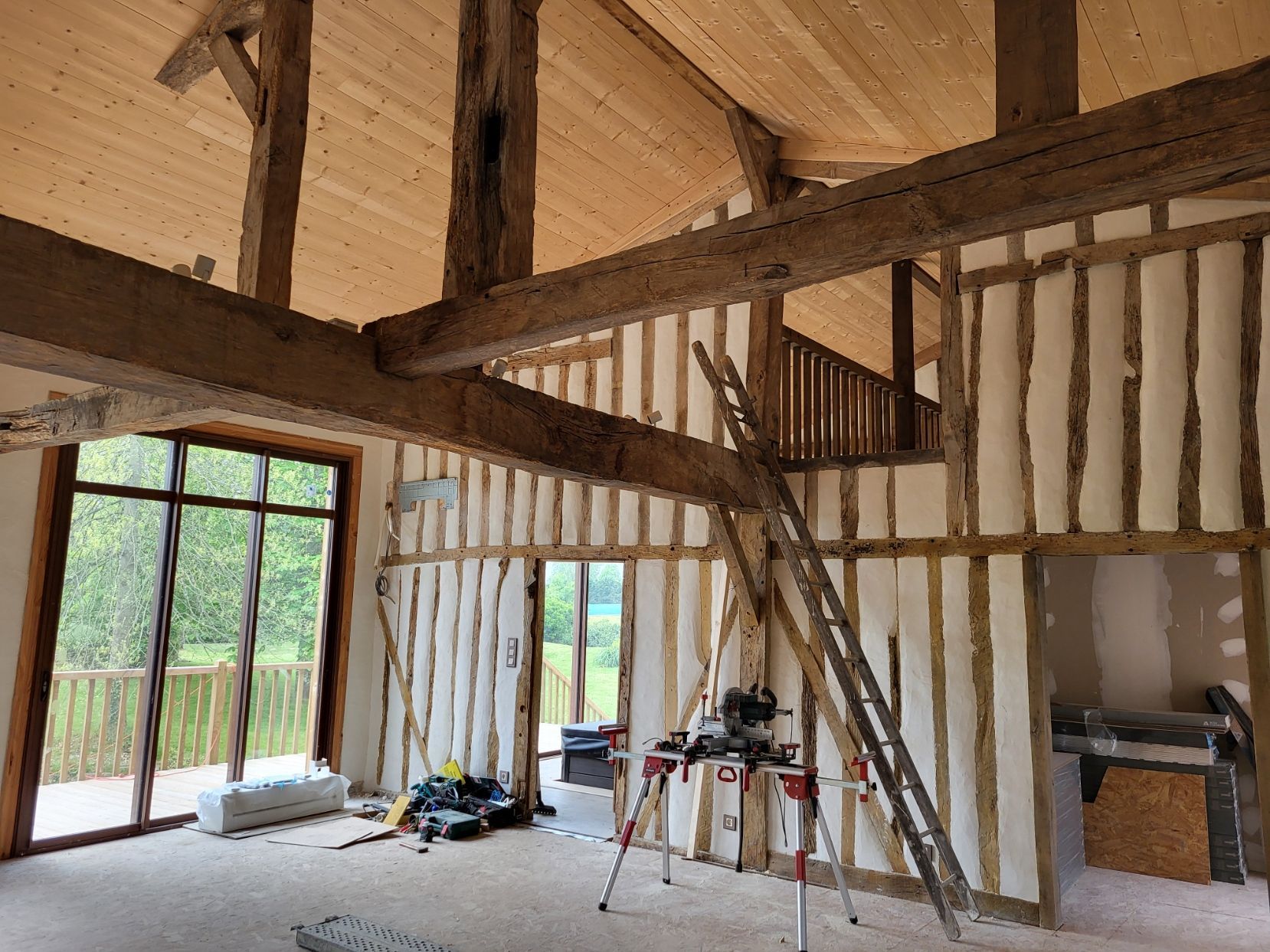 Photo de la rénovation de la charpente d'un bâti ancien, poutres apparentes.